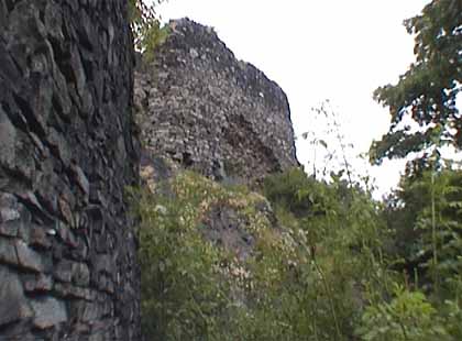 Zřícenina Blansko — pohled na skálu