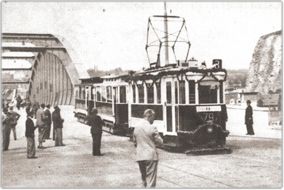 Tramvaj na mostě